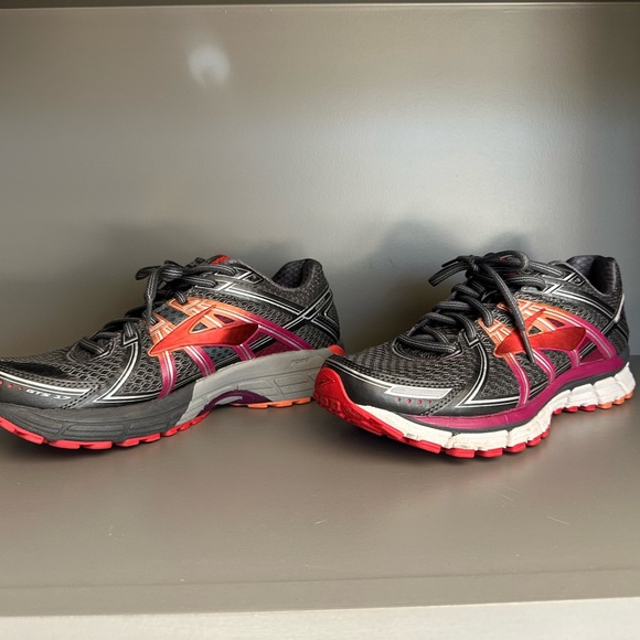 Brooks Woman Black and Pink Running Shoes GTS 17. SIZE 9 - Picture 1 of 11